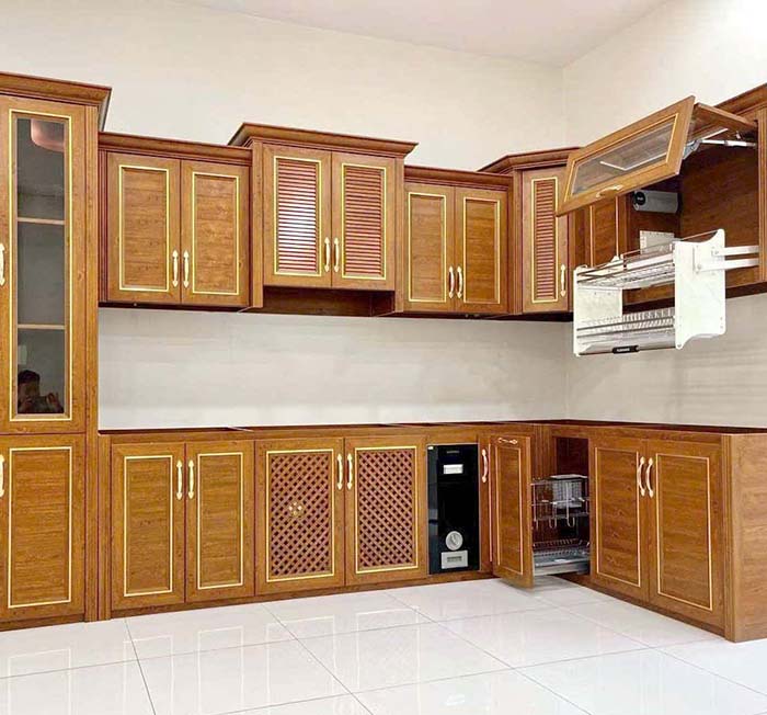 Nên làm tủ bếp bằng gỗ hay nhôm kính